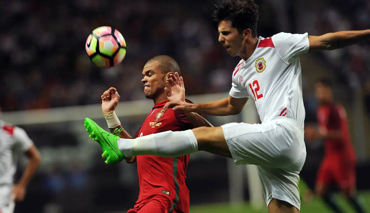 Bek Portugal, Pepe, berebut bola dengan pemain Gibraltar, Jayce Mascarenhas-Oliviero. Pada laga ini Portugal tampil dengan formasi 4-3-3 sementara Gibraltar tampil bertahan dengan skema 4-5-1. (AP/Paulo Duarte)