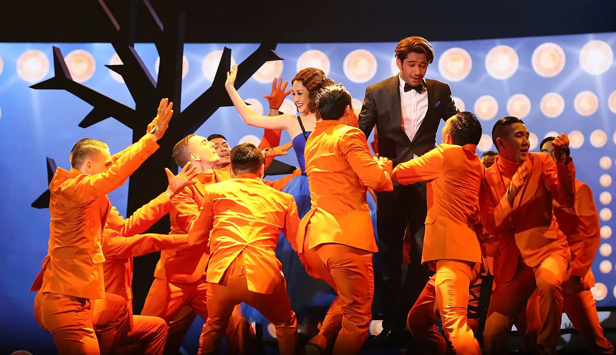 Reza muncul dengan beberapa penari latar. melanjutkan bait lagu yang dibawakan oleh BCL. Sesi ini membuat heboh para penonton yang hadir. Keduanya kompak membawakan lagu yang dikemas semi jazz itu. (Bambang E. Ros/Bintang.com)