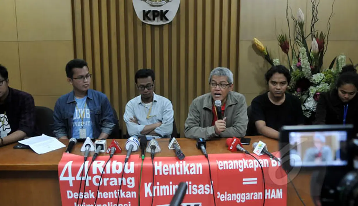 Sejumlah aktivis Masyarakat Sipil Antikorupsi menyikapi keputusan Presiden Jokowi terkait calon Kapolri dan Plt. pimpinan KPK, Jakarta, Kamis (19/2/2015). Dalam pernyataannya mereka menyampaikan lembaga KPK masih gawat darurat. (Liputan6.com/Johan Tallo)