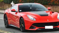 Mobil Ferrari merah milik Mario Balotelli (Daily Mail)