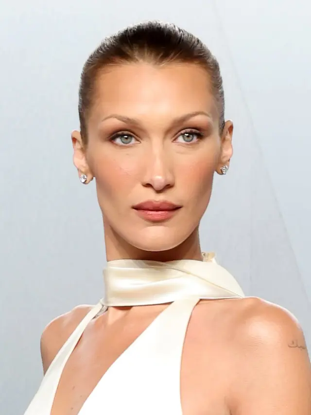 Bak Pengantin Modern, Bella Hadid Tampil Stunning dalam Gaun Putih Prada di Vanity Fair Oscars After-Party 2026
