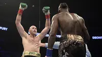 Tyson Fury (kiri) mengejek Deontay Wilder dalam pertarungan tinju kelas berat WBC di Staples Center, Los Angeles, Minggu (2/12/2018) pagi WIB. (Foto AP / Mark J. Terrill)