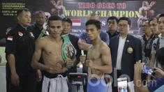 Petinju Indonesia juara WBC Internasional kelas terbang junior, Tibo Monabesa, berhadapan dengan petinju Filipina, Arnold Garde (kanan), jelang laga mempertahankan gelar di GOR Cendrawasih, Jakarta, Jumat (19/5/2017). (Bola.com/Vitalis Yogi Trisna)