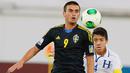 Striker Swedia, Valmir Berisha mengontrol bola di depan bek Honduras, Luis Santos pada laga perempatfinal Piala Dunia U-17 2013 di Khalifa Intrenational Stadium, Al Ain (1/11/2013). Valmir Berisha dinobatkan sebagai top skor Piala Dunia U-17 2013 di Uni Emirat Arab dengan raihan 7 gol. Swedia sendiri finis di posisi ketiga setelah menang 4-1 atas Argentina di laga perebutan tempat ketiga. (AFP/STR)