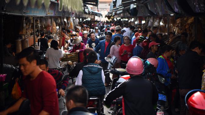 Suasana pasar yang menjual makanan laut kering di Kota Haikou, Provinsi Hainan, China, Rabu (15/1/2020). Warga Haikou akhir-akhir ini sibuk berbelanja untuk menyambut Tahun Baru Imlek 2020. (Xinhua/Guo Cheng)