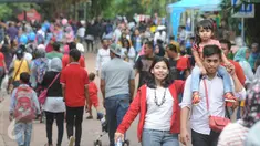 Seorang pengunjung menggendong anaknya saat berkunjung ke Ragunan, Jakarta, Minggu (25/12). Libur Natal dimanfaatkan warga untuk rekreasi bersama keluarga ke Ragunan. (Liputan6.com/Helmi Afandi)