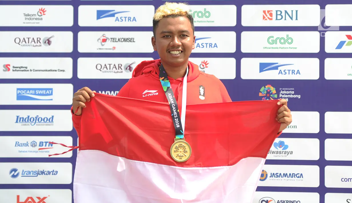 Atlet paralayang Indonesia, Jafro Megawanto  seusai upacara pemberian medali pada nomor ketepatan mendarat pria cabang Paralayang Asian Games 2018 di Gunung Mas, Puncak, Jawa Barat, Kamis (23/8). Jafro sukses meraih medali emas. (Merdeka.com/Arie Basuki)