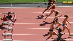 Atlet asal Trinidad dan Tobago, Deborah John kehilangan keseimbangan saat melewati rintangan kelima dalam cabang lari halang rintang 100 meter putri Kejuaraan Atletik Dunia yang digelar di Stadion London, Inggris (11/8). (AFP PHOTO/Glyn KIRK)