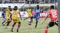 Striker Persib Bandung, Ezechiel N'Douassel, berusaha membobol gawang Sriwijaya FC pada laga Piala Presiden di Stadion GBLA, Bandung, Selasa (16/1/2018). (Bola.com/M Iqbal Ichsan)