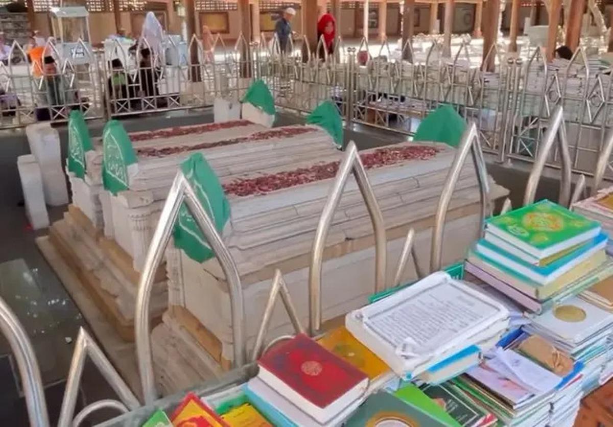 6 Fakta Menarik Masjid Sunan Giri Gresik yang Dikelilingi 300 Makam