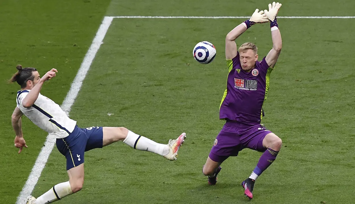 Penyerang Tottenham Hotspur, Gareth Bale, mencetak gol ke gawang Sheffield United pada laga Liga Inggris di London, Minggu (2/5/2021). Tottenham menang dengan skor 4-0. (Justin Setterfield/Pool via AP)