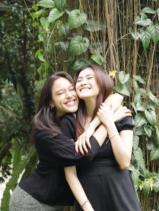 Dalam kehidupan pribadinya, Demmy Febriana sudah menikah sejak tahun 2016 dengan seorang pria bernama Stewart Henry Pesch. Dari pernikahannya tersebut ia pun dikarunia tiga orang anak yang kini sudah tumbuh semakin besar. (Liputan6.com/IG/@demmyfebriana)
