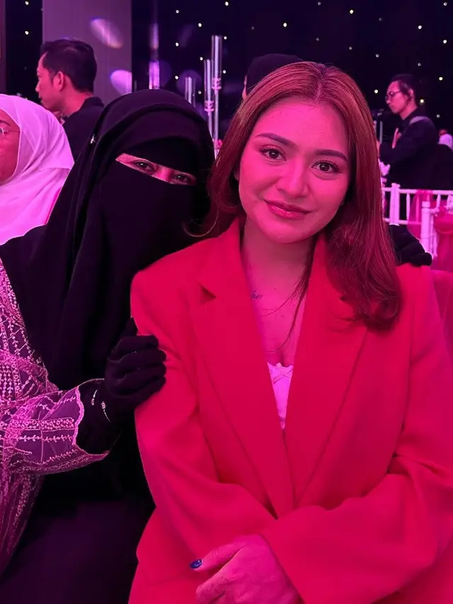 Potret Umi Pipik dan Natalie Holscher (Sumber: Instagram/_ummi_pipik_)