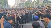 Dihalangi ke Bundaran HI, Pendemo Rebut Pagar TNI dan Polisi