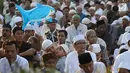 Seorang anak bermain balon jelang pelaksaanaan salat Idul Fitri 1 Syawal 1440 Hijriah di Jatinegara, Jakarta,Rabu (5/6/2019). Pemerintah menetapkan Idul Fitri 1440 Hijriah dirayakan secara nasional pada hari ini. (merdeka.com/Imam Buhori)