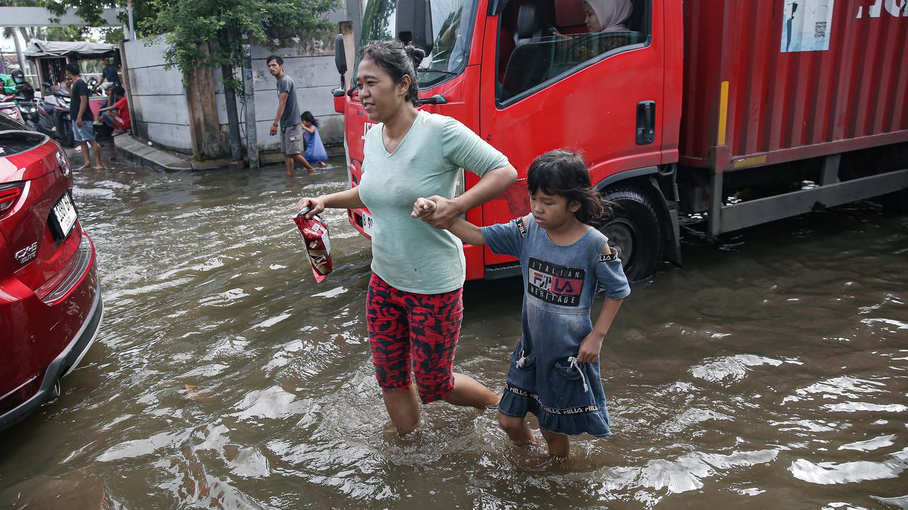 Banjir di Jalan Kamal Raya Jakarta Barat