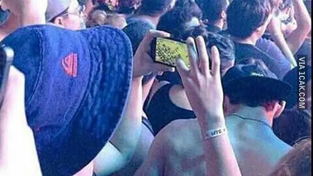 8 Potret Kelakuan Absurd Orang Saat Nonton Konser Ini Bikin Geleng Kepala