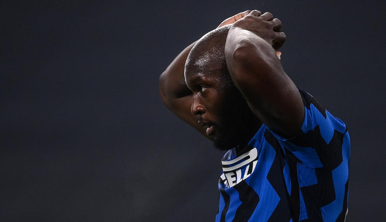 Striker Inter Milan, Romelu Lukaku kecewa usai gagal memanfaatkan peluang dalam laga leg kedua semifinal Coppa Italia 2020/21 melawan Juventus di Juventus Stadium, Turin, Selasa (9/2/2021). Inter Milan bermain imbang 0-0 dan gagal lolos ke final. (AFP/Marco Bertorello)