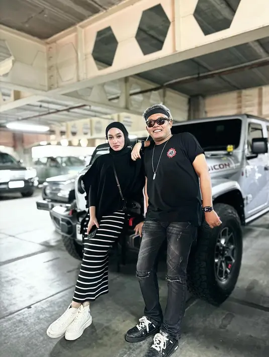 Sebelumnya, nama Santyka Fauziah tak diketahui publik. Kini kekasih Sule itu sukses mencuri perhatian bakal menjadi calon istri sang komedian ternama ini. (Liputan6.com/IG/@ferdinan_sule)