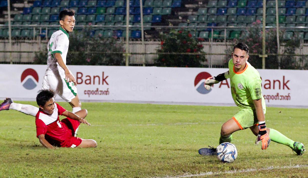 Kiper Filipina U-19, Quincy Kammeraad, berusaha menahan bola saat melawan Timnas Indonesia U-19 pada laga Piala AFF U-18 di Stadion Thuwunna, Myanmar, Kamis (7/9/2017). Indonesia menang 9-0 atas Filipina. (Liputan6.com/Yoppy Renato)