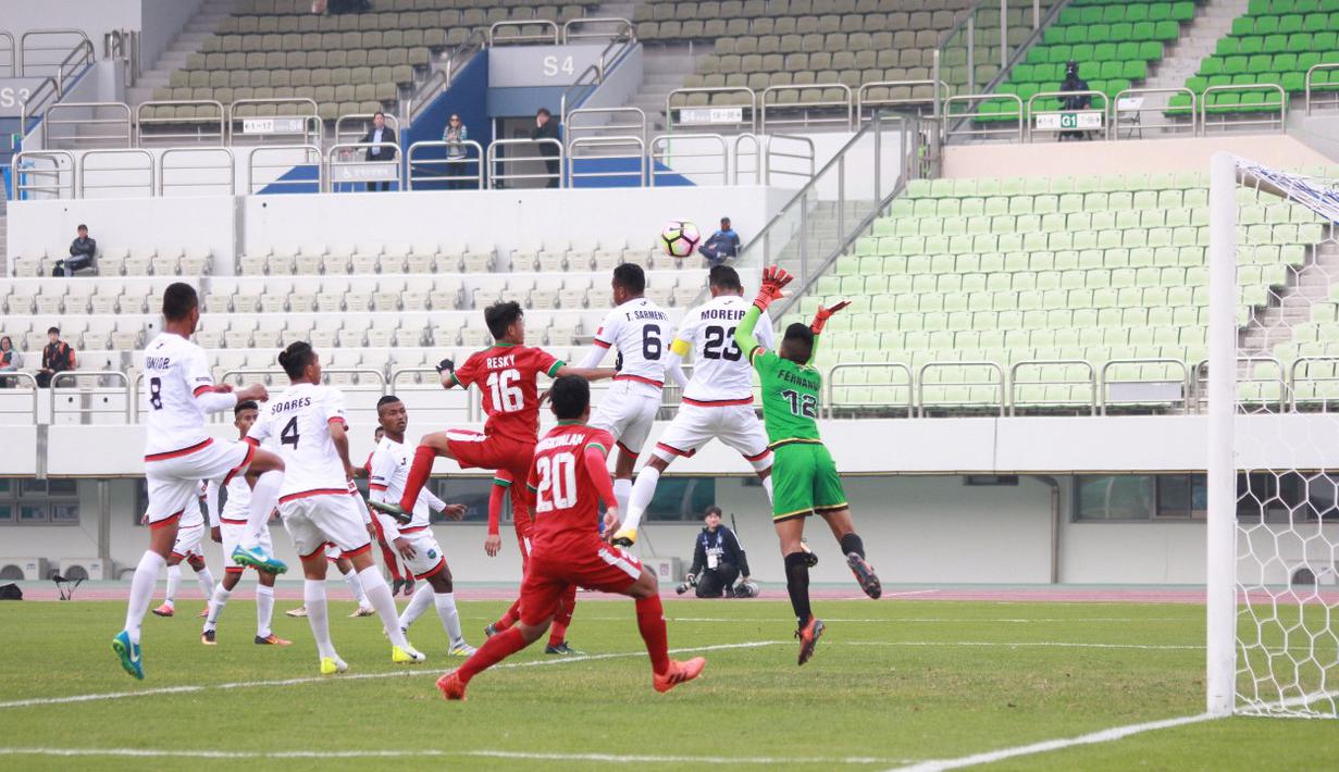 Para pemain Timnas Indonesia U-19 dan  Timor Leste berebut bola pada laga Kualifikasi Piala Asia 2017 di Stadion Paju Public, Korea Selatan, 2/11/2017). Indonesia menang 5-0. (PSSI/Bandung Saputra)