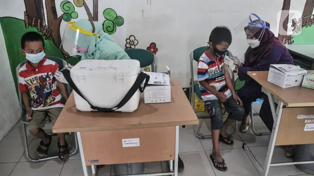 Antusias Anak Sekolah Ikut Imunisasi DT