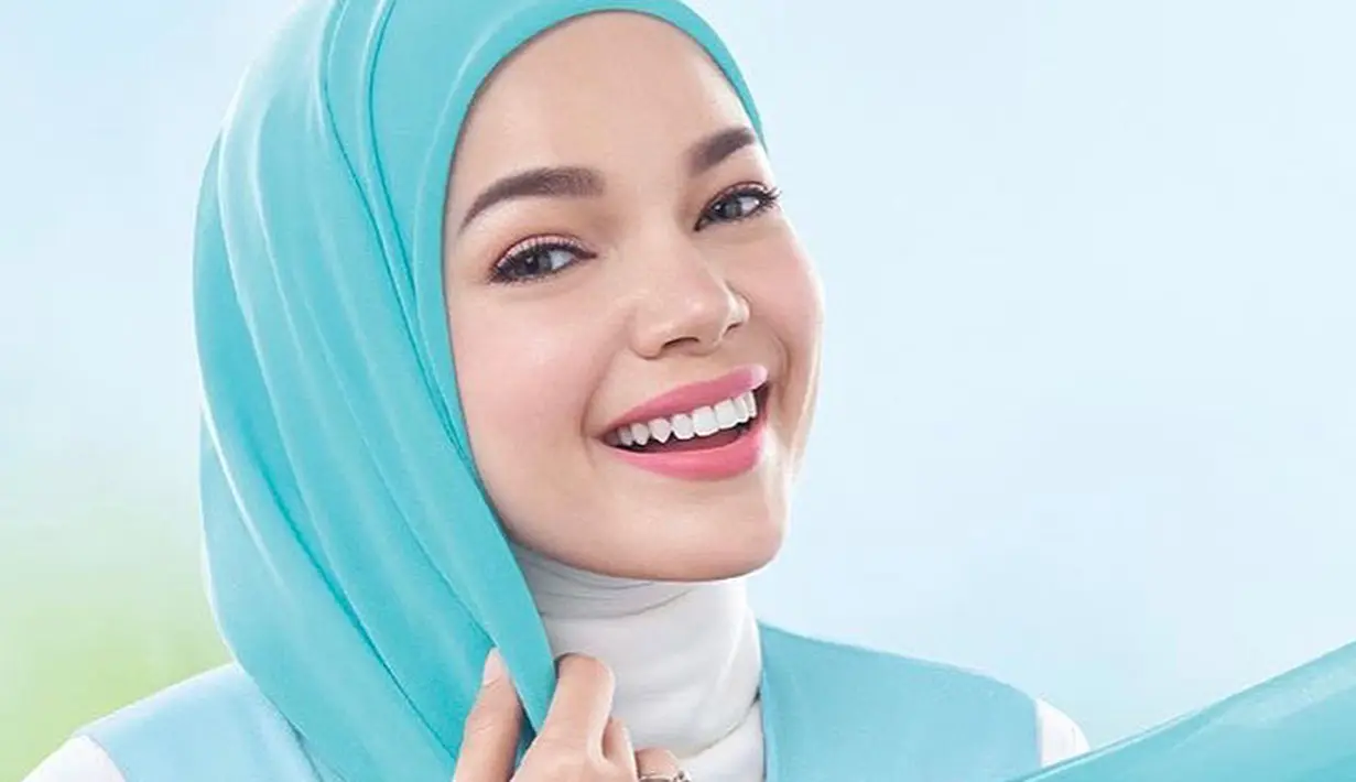 Menurutnya, ada tantangan sendiri ketika ia memakai hijab dan tawaran berakting. Dewi mengatakan bahwa skrip yang diterima mungkin akan lebih sedikit dari teman-teman yang lain. (instagram/dewisandra)