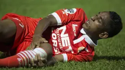 Pemain Persija, Pandi Lestaluhu, kesakitan akibat terjatuh pada laga Piala Jenderal Sudirman melawan PBR di Stadion Kanjuruhan, Malang, Kamis (19/11/2015). (Bola.com/Vitalis Yogi Trisna)