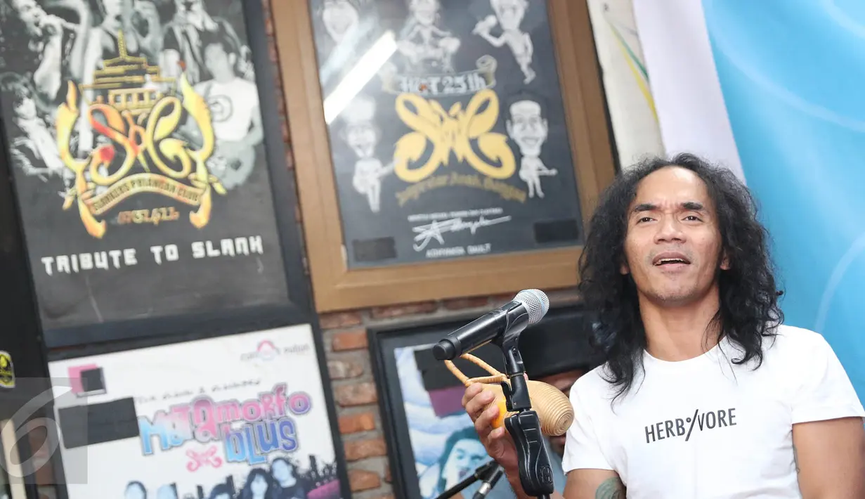 Vokalis Slank, Kaka memberi keterangan dalam acara Ngobrol Santai Antikorupsi Bersama Slank, KPK, dan ICW di Jakarta, Rabu (12/4). Acara tersebut bertema "Mencegah Regenerasi Koruptor" (Liputan6.com/Immanuel Antonius)