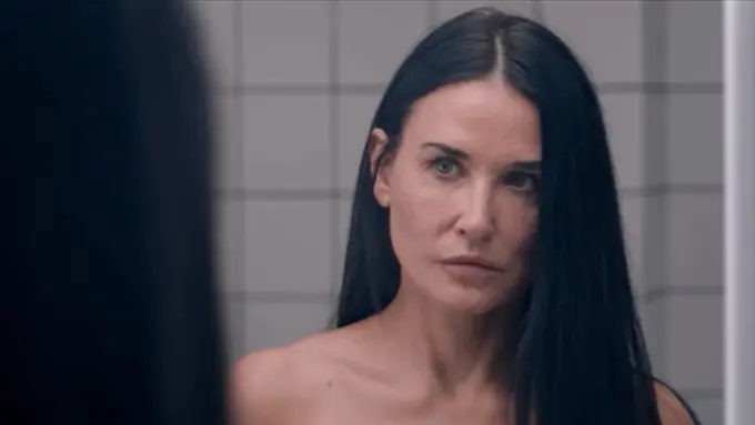 Demi Moore dalam film The Substance (YouTube)