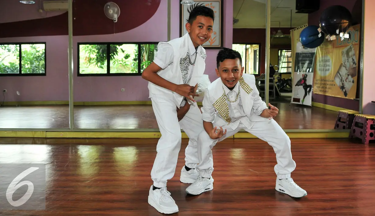 Two Brother berpose saat menggelar latihan bersama di Jakarta, Senin (2/6/2016). Ketiga next filanis dance tersebut ialah Unlimited PAZcrew, Dio dan Two Brother. (Liputan6.com/Yoppy Renato)