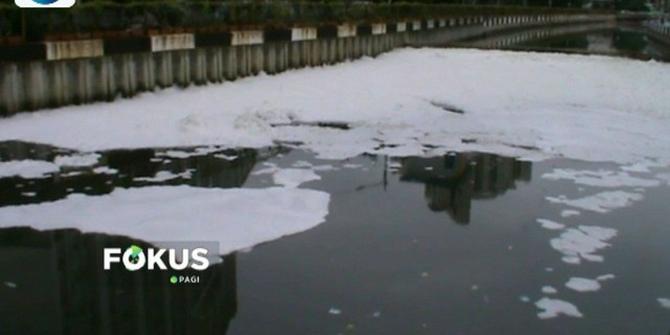 Kali Item Dipenuhi Busa, Anies: Tercemar Limbah Deterjen Rumah Tangga