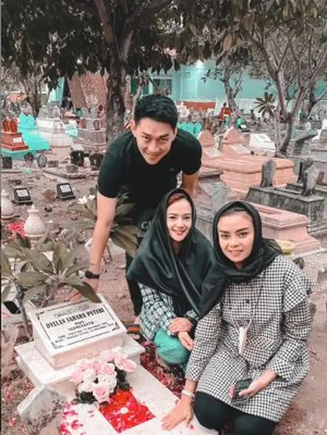 Mengenang 1000 Hari Dylan Sahara, Ini 6 Momen Ifan Seventeen dan Citra Monica ke Makam