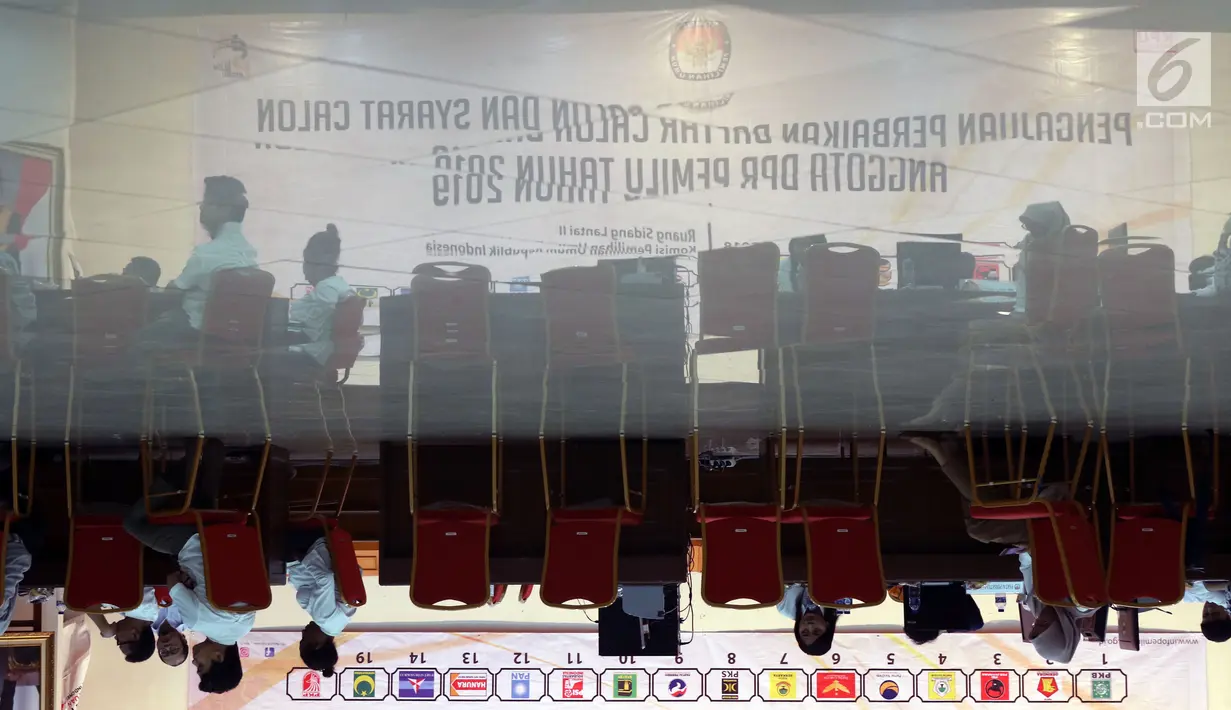Suasana ruang pengajuan perbaikan daftar calon dan syarat calon anggota DPR Pemilu 2019 di Jakarta, Selasa (31/7). KPU membuka pengajuan perbaikan hingga Selasa (31/7) pukul 23.59 WIB. (Liputan6.com/Helmi Fithriansyah)