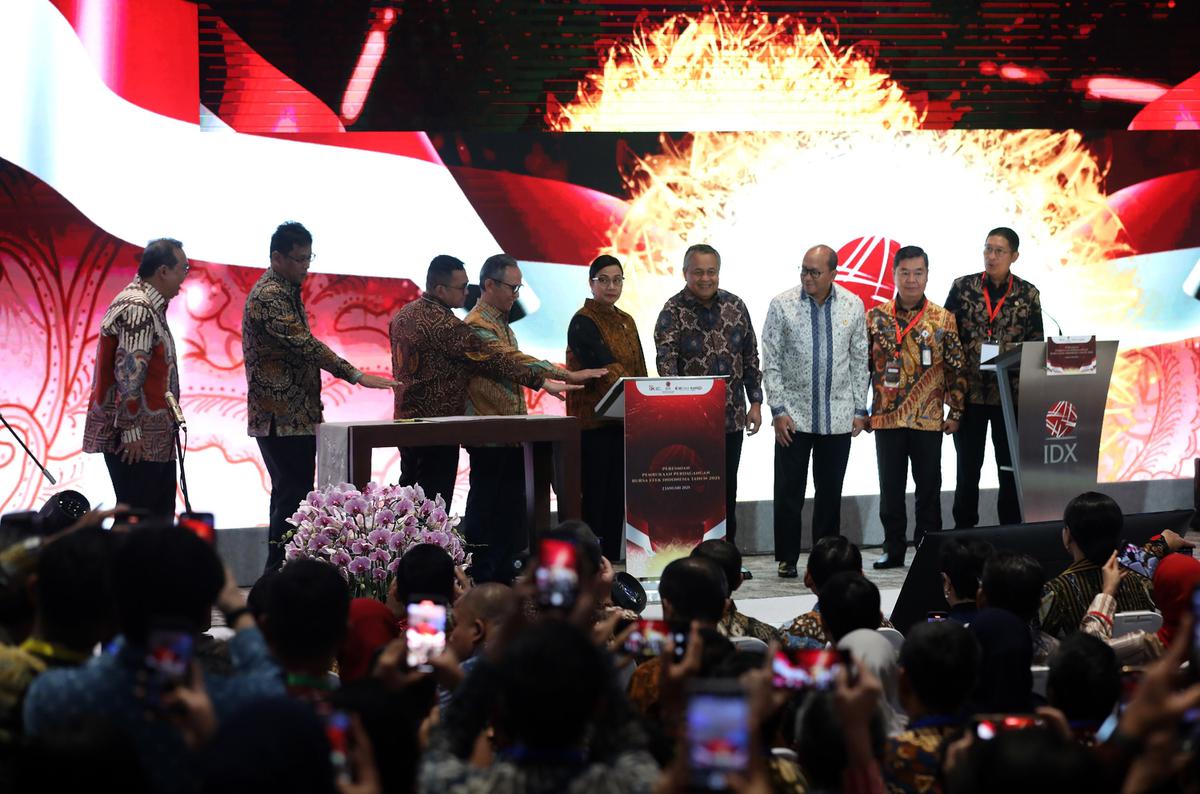 Menkeu Sri Mulyani buka perdagangan bursa tahun 2025