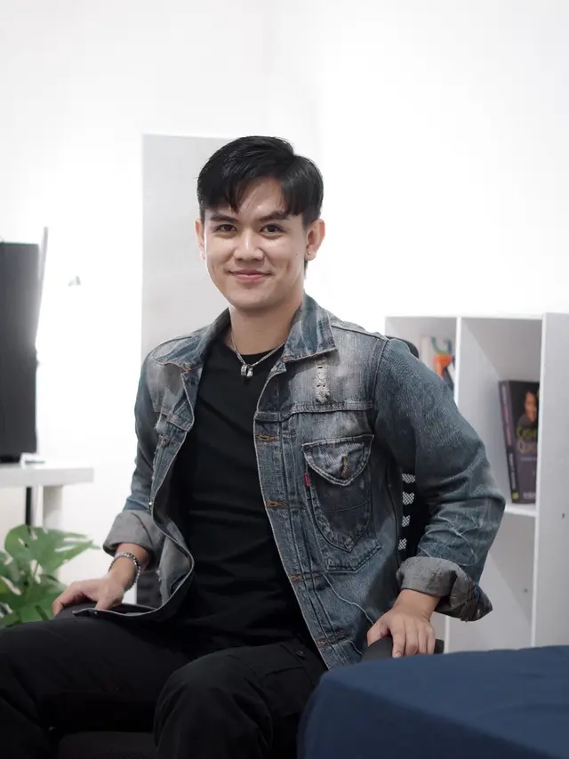 Wahyu Denis Kurniawan memiliki latar belakang sarjana Arsitektur