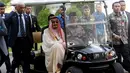 Sejumlah pengawal Raja Salman terlihat menjaga ketat mobil yang dikemudikan Jokowi saat keliling halaman Istana Merdeka, Jakarta, Kamis (2/3). (AFP Photo/ Pool/ ADI WEDA)