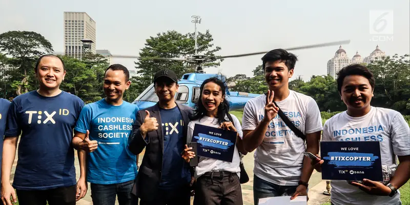 Raditya Dika dan Ria Ricis Temani Pemenang #TIXCopter Berkeliling Naik Helikopter