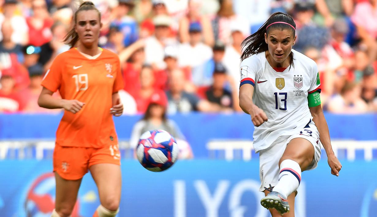 Penyerang Timnas Amerika Serikat, Alex Morgan, melepaskan tendangan pada laga Women’s World Cup football 2019 di Prancis pada 7 Juli 2019. Timnas Amerika menang 2-0 atas Belanda. (AFP/Philippe Desmazes)