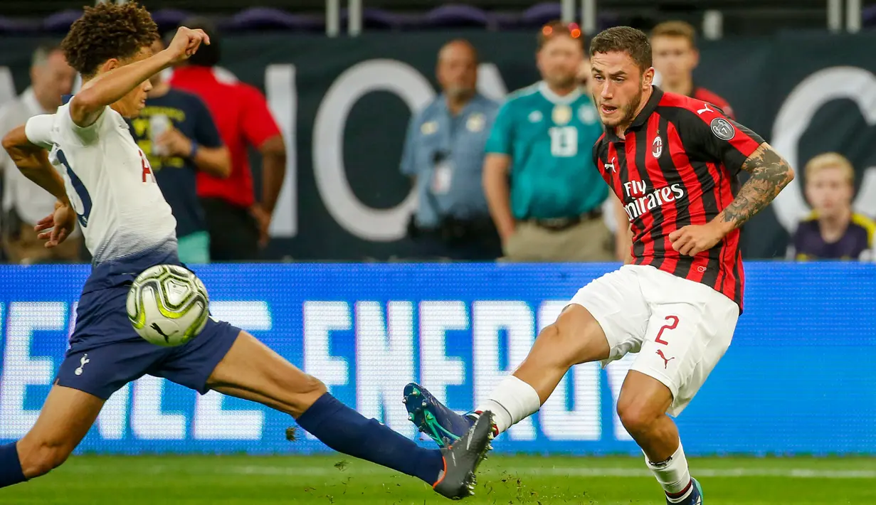 Bek AC Milan Davide Calabria mengumpan bola dari kawalan pemain Tottenham Hotspur Luke Amos saat bertanding pada International Champions Cup di Minneapolis (31/7). Tottenham menang 1-0 atas Milan berkat gol Nkoudou. (AP Photo/Bruce Kluckhohn)