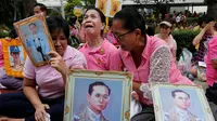 Kesedihan warga saat mengetahui Raja Thailand Bhumibol Adulyadej meninggal di RS Siriraj, Bangkok, Thailand, Kamis (13/10). Pihak Kerajaan menyebutkan Raja Bhumibol meninggal dunia pada pukul 15.52 waktu setempat. (REUTERS / Chaiwat Subprasom)