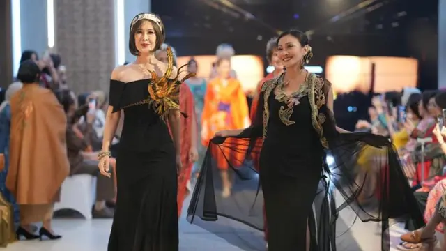 Agnes Budhisurya Tampilkan Batik Lukis yang Dibawakan Model Usia 40-80 Tahun di Hari Batik Nasional