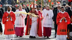 Paus Fransiskus memegang daun palem saat merayakan Misa Minggu Palma di Lapangan Santo Petrus di Vatikan (25/3). (AP Photo / Andrew Medichini)