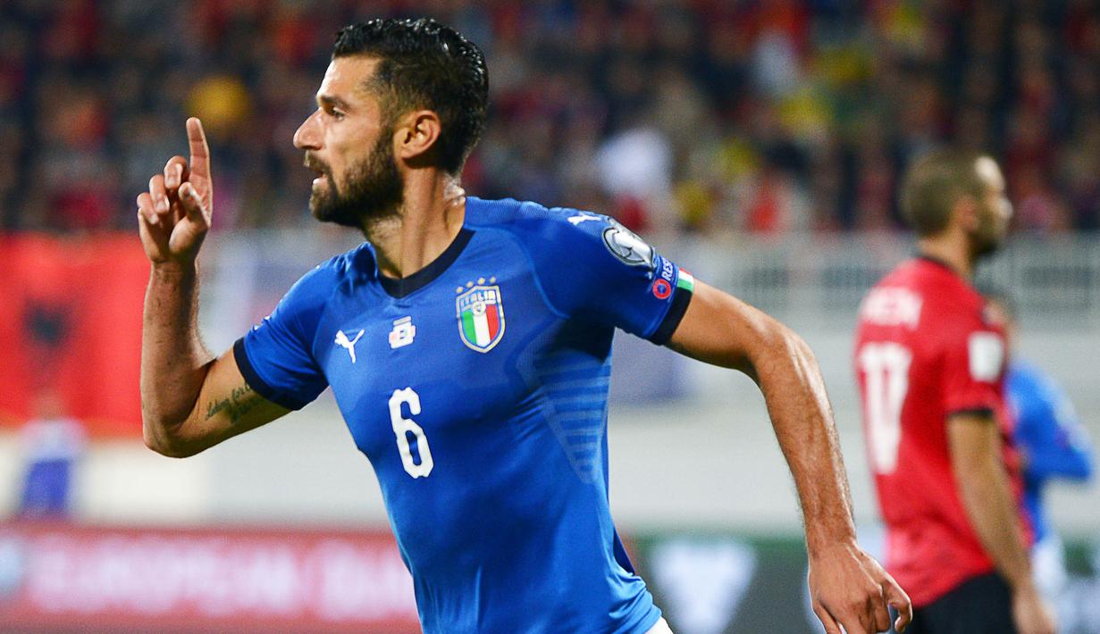 Gelandang Italia, Antonio Candreva, melakukan selebrasi usai mencetak gol ke gawang Albania pada laga kualifikasi Piala Dunia 2018 di Stadion Loro Borici, Senin (9/20/2017). Italia menang 1-0 atas Albania. (AFP/Dimitar Dilkoff)