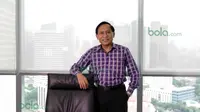 Ketua Umum Persatuan Bola Voli Seluruh Indonesia (PBVSI) periode 2014-2018, Imam Sudjarwo saat menerima bola.com di ruang kerjanya di SCTV Tower, Kamis (11/2/2016). (Bola.com/Nicklas Hanoatubun)