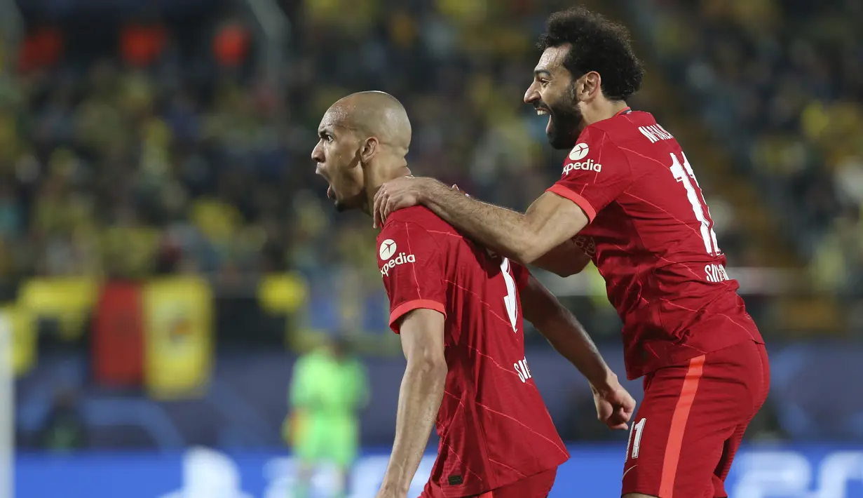 <p>Gelandang Liverpool Fabinho merayakan gol pembuka untuk timnya yang dicetak ke gawang Villarreal pada leg kedua semifinal Liga Champions di Estadio de la Ceramica atau El Madrigal, Rabu (4/5/2022) dini hari WIB. Liverpool lolos ke final usai hampir kena comeback sebelum menang 3-2. (AP Photo/Alberto Saiz)</p>