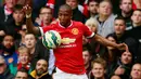 Gelandang Manchester United, Ashley Young mengontrol bola saat Laga Liga Premier Inggris di Stadion Old Trafford, Minggu (17/5/2015). Manchester United bermain imbang 1-1 atas Arsenal. (Reuters/Jason Cairnduff)