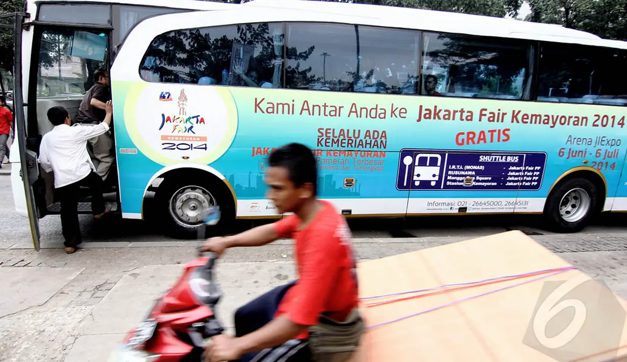Di masing-masing shuttle bus disiapkan 4 sampai 6 bus setiap harinya. Seluruh rute tersebut menuju ke Jalan Benyamin Sueb atau Pintu Gambir, Jakarta, Rabu (11/6/2014) (Liputan6.com/Faizal Fanani)