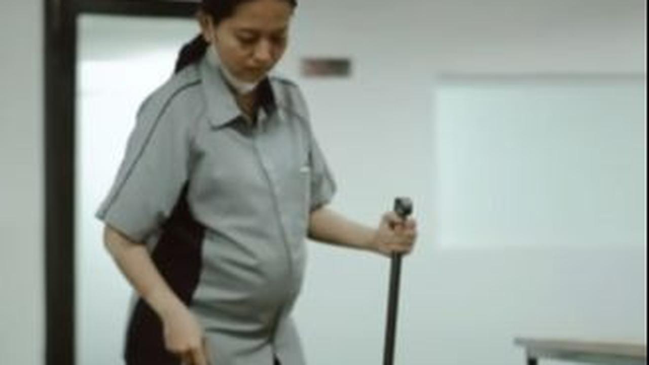 Istri Jadi Cleaning Service untuk Menambah Penghasilan
