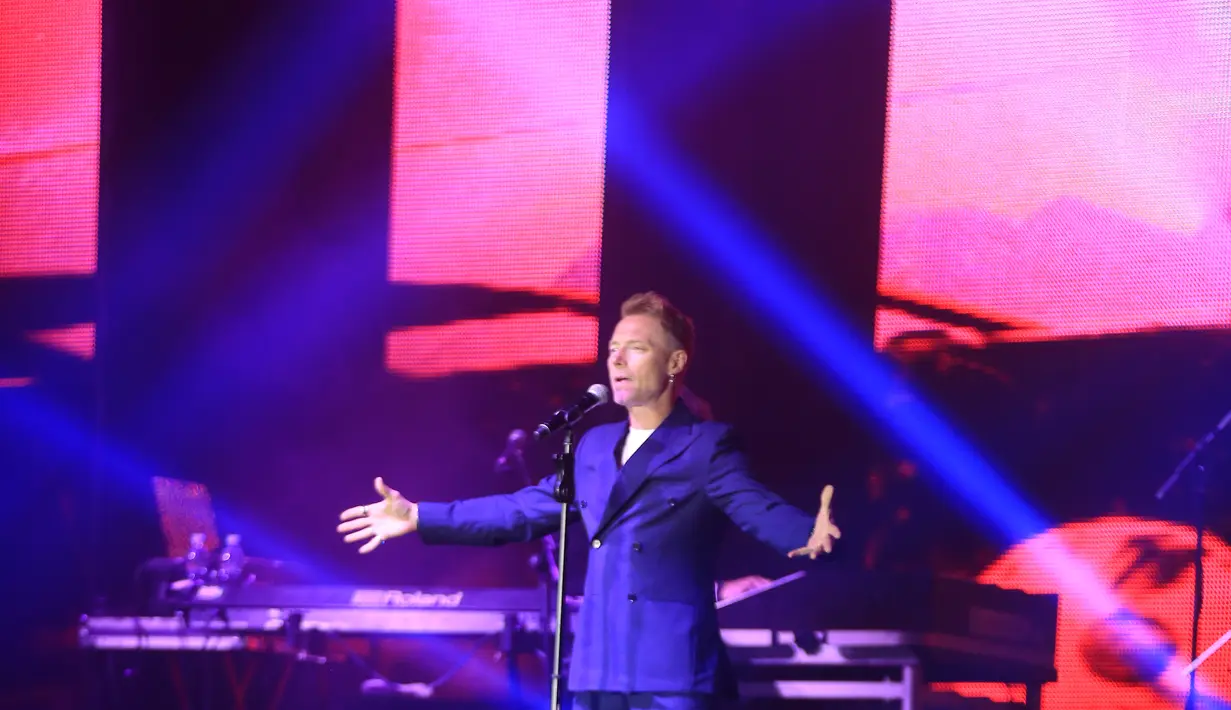 Baby Can I Hold You, Breathe dan It's Only Words jadi lagu andalan. Setlist disusun dengan rapi dan sukse membawa nostalgia era akhir 90 hingga awal 2000an. [Adrian Putra/Fimela.com]